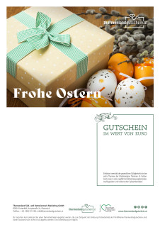 Geschenk mit Schleife neben Ostereiern