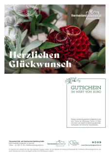 Ringe auf rotem Blumenhintergrund